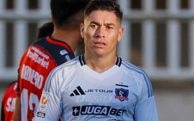 Óscar Opazo con la camiseta de Colo-Colo en el partido vs Deportes Limache.