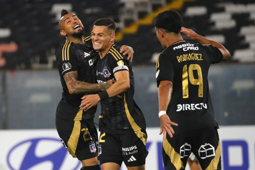 Lucas Cepeda celebrando un gol junto a sus compañeros de Colo-Colo.