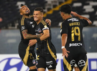 Lucas Cepeda celebrando un gol junto a sus compañeros de Colo-Colo.