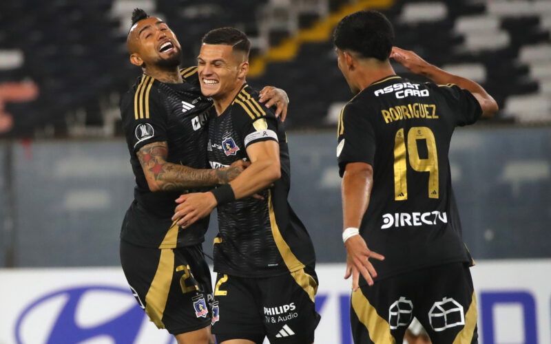 Lucas Cepeda celebrando un gol junto a sus compañeros de Colo-Colo.