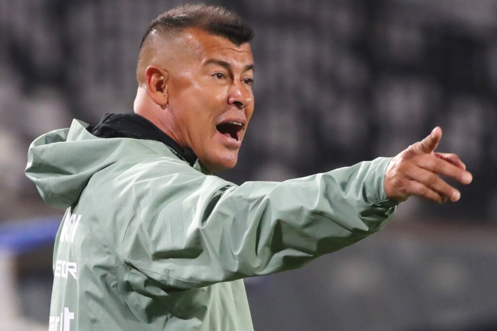 Jorge Almirón entregando instrucciones durante un partido de Colo-Colo.