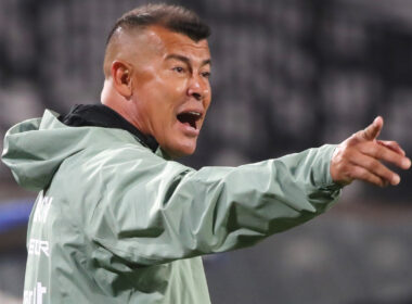 Jorge Almirón entregando instrucciones durante un partido de Colo-Colo.