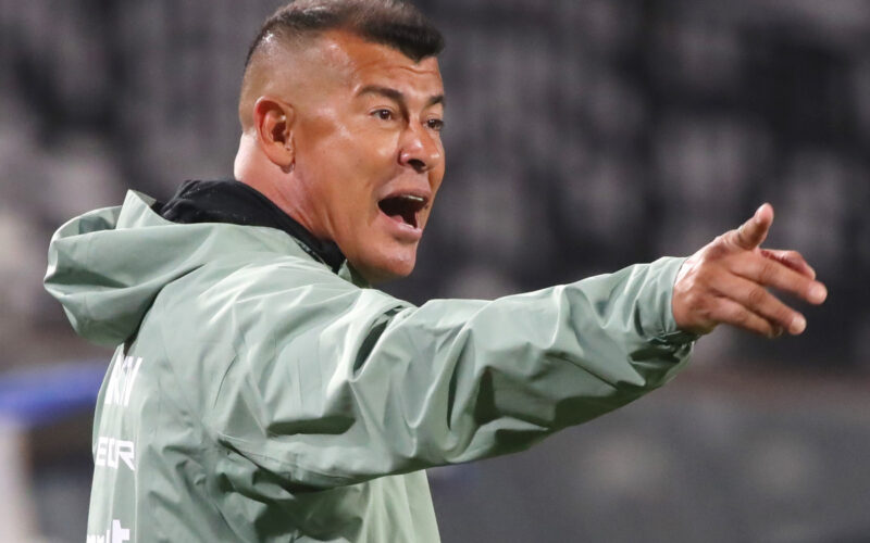 Jorge Almirón entregando instrucciones durante un partido de Colo-Colo.