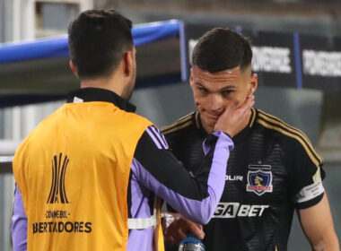 Lucas Cepeda recibiendo el apoyo de un compañero de Colo-Colo.
