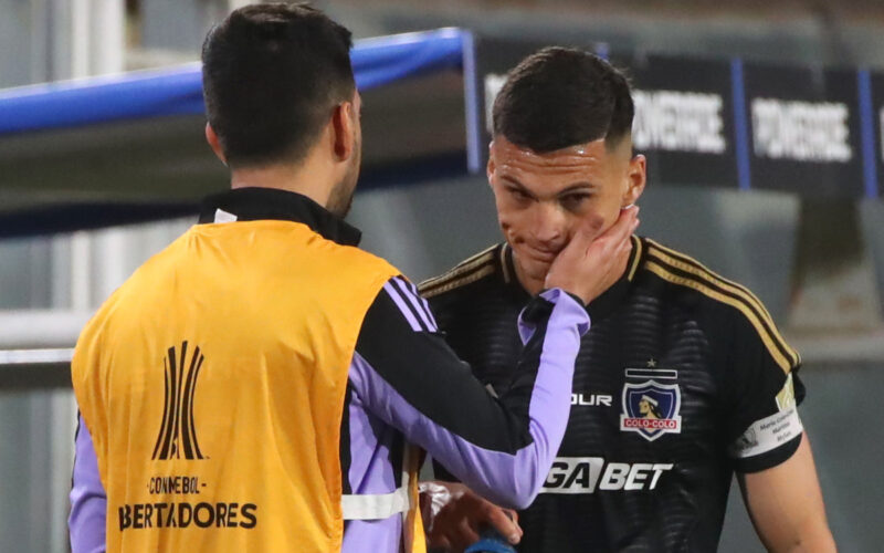 Lucas Cepeda recibiendo el apoyo de un compañero de Colo-Colo.