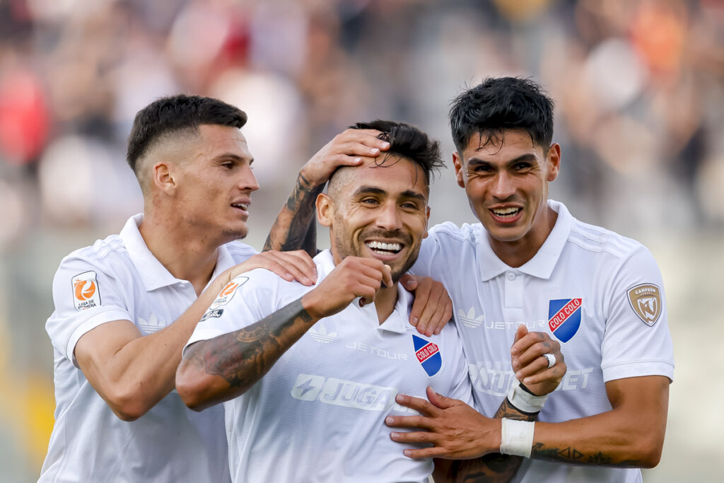 Jugadores de Colo-Colo celebrando un gol.