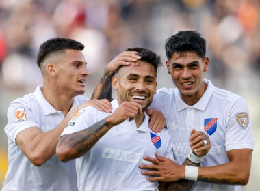 Jugadores de Colo-Colo celebrando un gol.