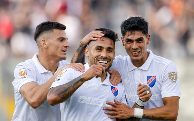 Jugadores de Colo-Colo celebrando un gol.