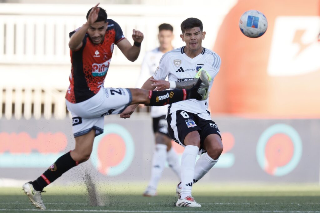 Esteban Pavez disputando el balón contra Limache.