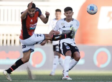 Esteban Pavez disputando el balón contra Limache.