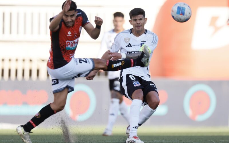 Esteban Pavez disputando el balón contra Limache.
