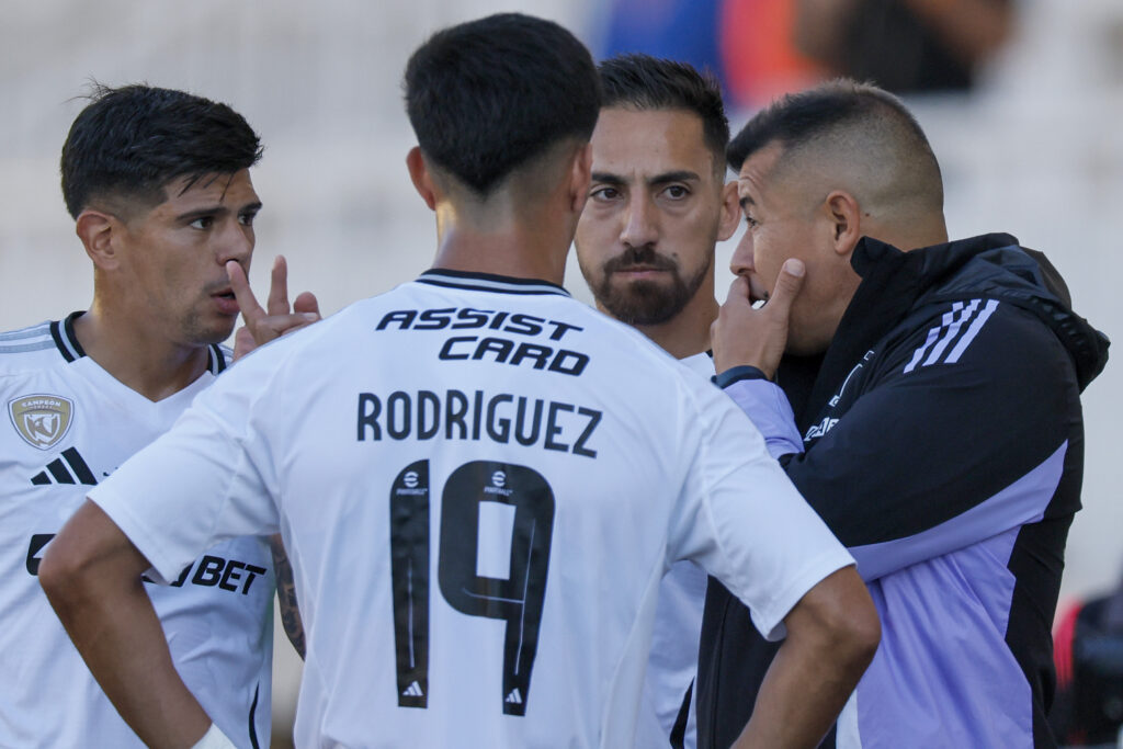 Futbol, Deportes Limache vs Colo Colo. Fecha 10, Liga de Primera 2025. El entrenador de Colo Colo Jorge Almiron es fotografiado durante un partido de primera division contra Deportes Limache disputado en el estadio Bicentenario Lucio Farina de Quillota, Chile. 02/05/2025 Andres Pina/Photosport Football, Deportes Limache vs Colo Colo. 10th turn, 2025 First Division League. Colo Colo’s head coach Jorge Almiron is pictured during a first division match against Deportes Limache at the Bicentenario Lucio Farina stadium in Quillota, Chile. 02/05/2025 Andres Pina/Photosport
