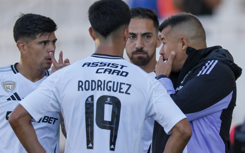 Futbol, Deportes Limache vs Colo Colo. Fecha 10, Liga de Primera 2025. El entrenador de Colo Colo Jorge Almiron es fotografiado durante un partido de primera division contra Deportes Limache disputado en el estadio Bicentenario Lucio Farina de Quillota, Chile. 02/05/2025 Andres Pina/Photosport Football, Deportes Limache vs Colo Colo. 10th turn, 2025 First Division League. Colo Colo’s head coach Jorge Almiron is pictured during a first division match against Deportes Limache at the Bicentenario Lucio Farina stadium in Quillota, Chile. 02/05/2025 Andres Pina/Photosport