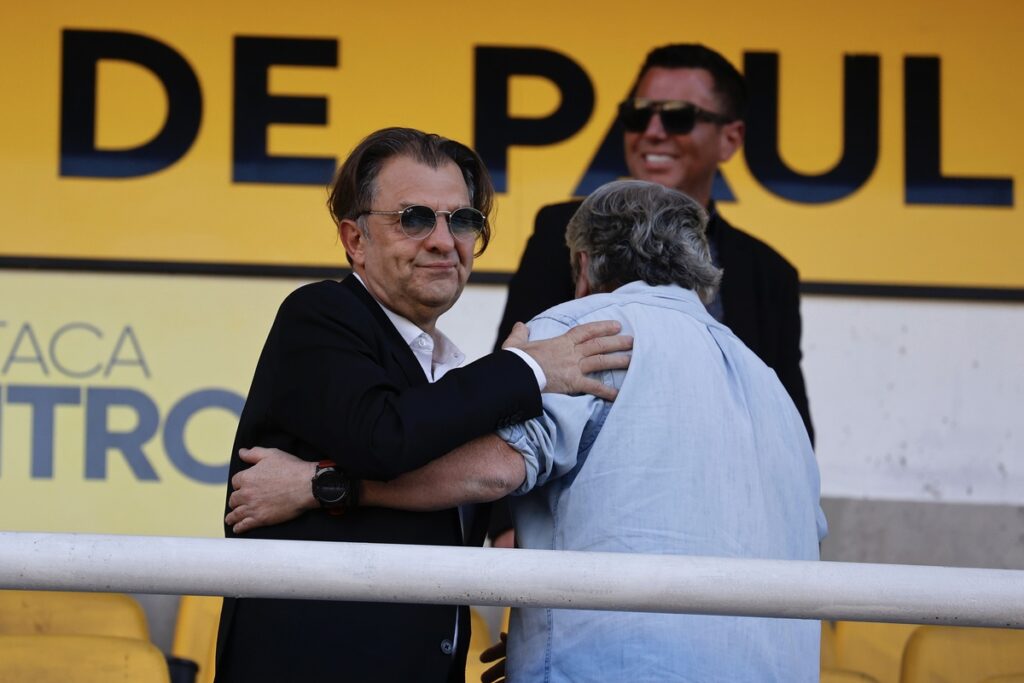 Aníbal Mosa en las galerías del Estadio Lucio Fariña.