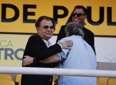 Aníbal Mosa en las galerías del Estadio Lucio Fariña.