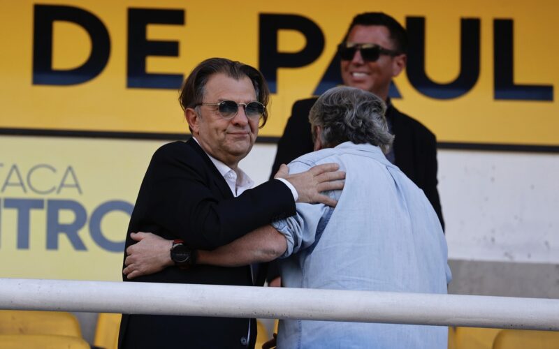 Aníbal Mosa en las galerías del Estadio Lucio Fariña.