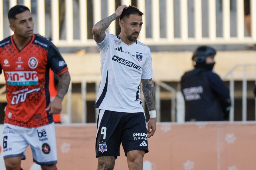 Javier Correa lamentándose tras fallar un penal ante Limache.