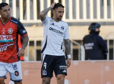 Javier Correa lamentándose tras fallar un penal ante Limache.