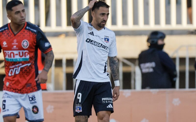 Javier Correa lamentándose tras fallar un penal ante Limache.