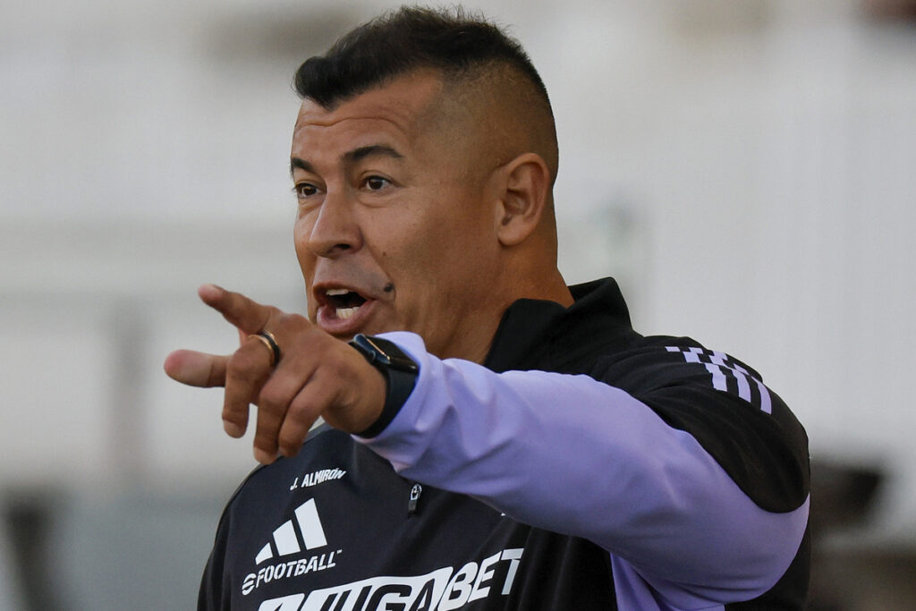 Primer plano de Jorge Almirón entregando instrucciones un un partido de Colo-Colo.