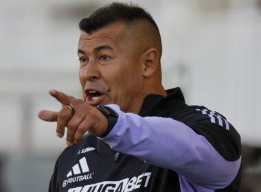 Primer plano de Jorge Almirón entregando instrucciones un un partido de Colo-Colo.