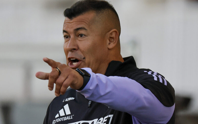 Primer plano de Jorge Almirón entregando instrucciones un un partido de Colo-Colo.