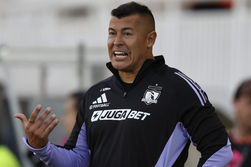 Primer plano de Jorge Almirón entregando instrucciones durante un partido de Colo-Colo.