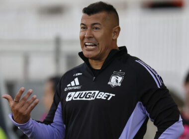 Primer plano de Jorge Almirón entregando instrucciones durante un partido de Colo-Colo.