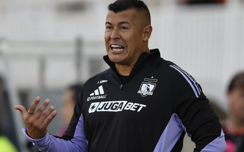 Primer plano de Jorge Almirón entregando instrucciones durante un partido de Colo-Colo.