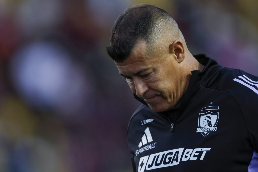 Futbol, Deportes Limache vs Colo Colo. Fecha 10, Liga de Primera 2025. El entrenador de Colo Colo Jorge Almiron es fotografiado durante un partido de primera division contra Deportes Limache disputado en el estadio Bicentenario Lucio Farina de Quillota, Chile. 02/05/2025 Andres Pina/Photosport Football, Deportes Limache vs Colo Colo. 10th turn, 2025 First Division League. Colo Colo’s head coach Jorge Almiron is pictured during a first division match against Deportes Limache at the Bicentenario Lucio Farina stadium in Quillota, Chile. 02/05/2025 Andres Pina/Photosport