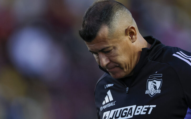 Futbol, Deportes Limache vs Colo Colo. Fecha 10, Liga de Primera 2025. El entrenador de Colo Colo Jorge Almiron es fotografiado durante un partido de primera division contra Deportes Limache disputado en el estadio Bicentenario Lucio Farina de Quillota, Chile. 02/05/2025 Andres Pina/Photosport Football, Deportes Limache vs Colo Colo. 10th turn, 2025 First Division League. Colo Colo’s head coach Jorge Almiron is pictured during a first division match against Deportes Limache at the Bicentenario Lucio Farina stadium in Quillota, Chile. 02/05/2025 Andres Pina/Photosport