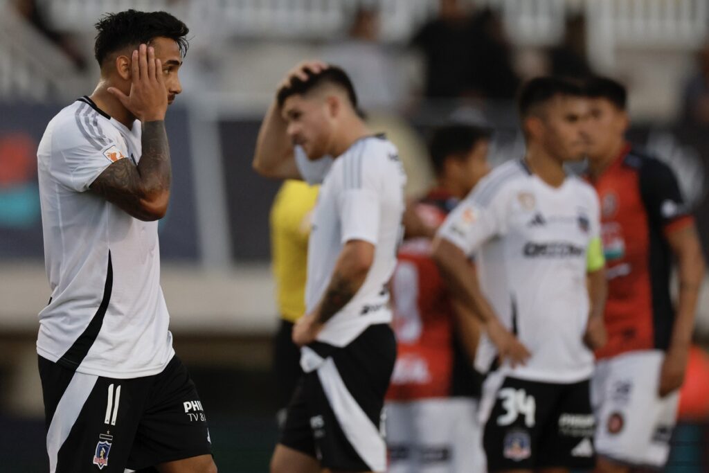 Los jugadores de Colo-Colo lamentan una nueva derrota alba.
