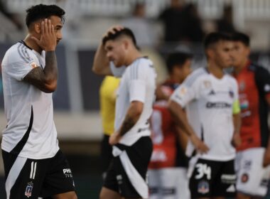 Los jugadores de Colo-Colo lamentan una nueva derrota alba.