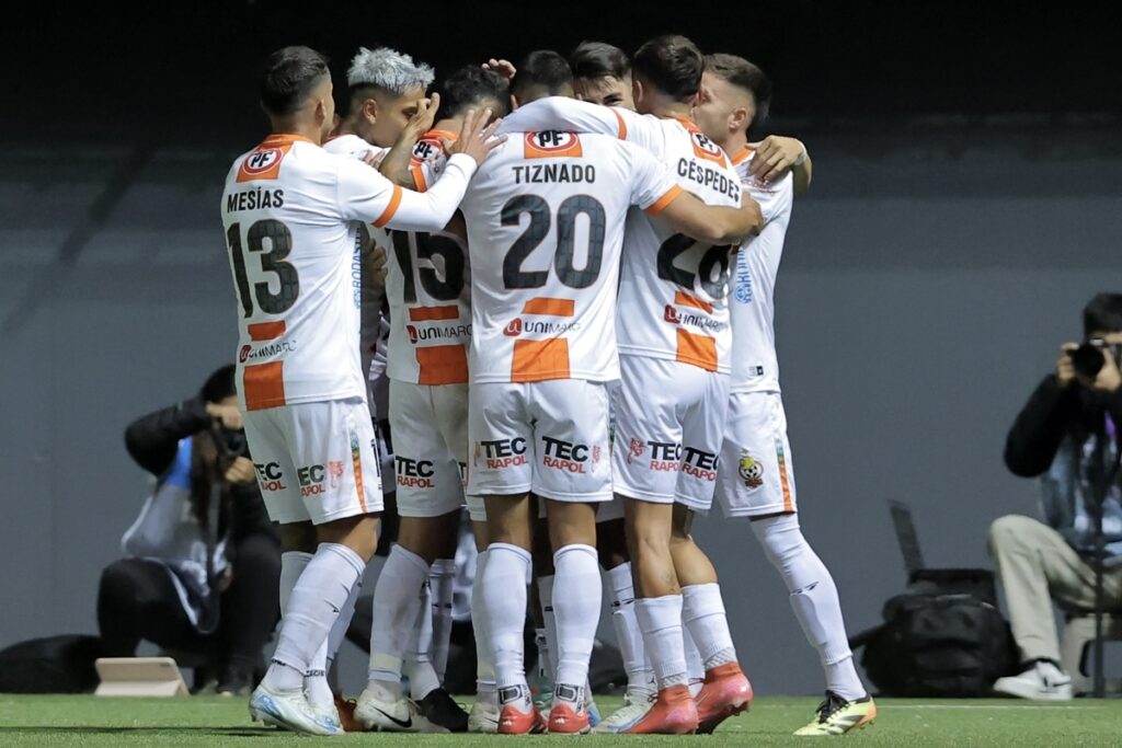 Los jugadores de Cobresal celebran el triunfo sobre Unión Española.