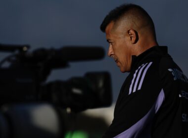Jorge Almirón saliendo del campo de juego del Lucio Fariña