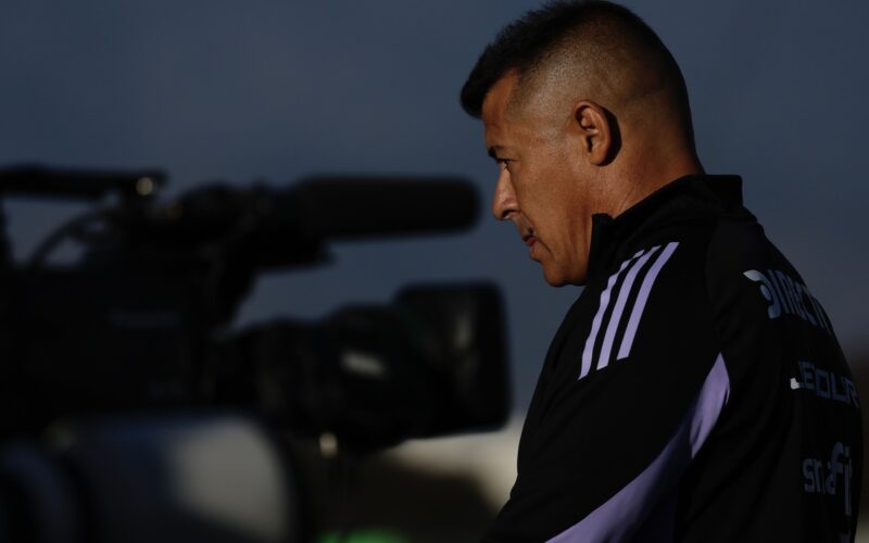 Jorge Almirón saliendo del campo de juego del Lucio Fariña