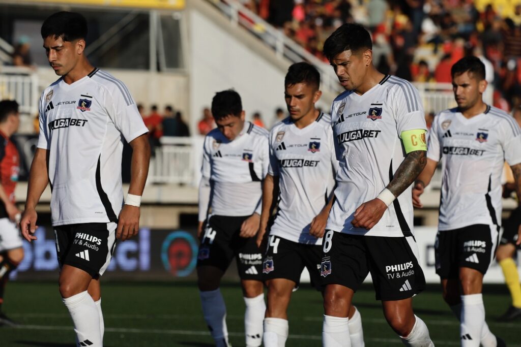 Los jugadores de Colo-Colo cabizbajos tras perder contra Limache.