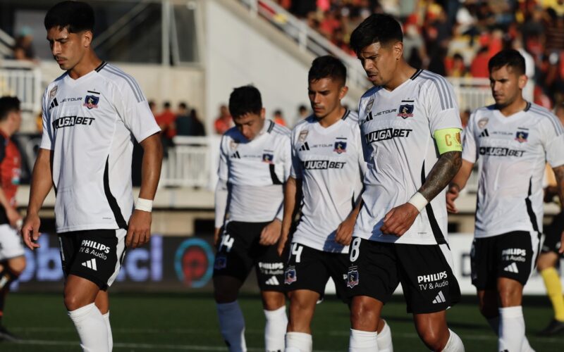 Los jugadores de Colo-Colo cabizbajos tras perder contra Limache.