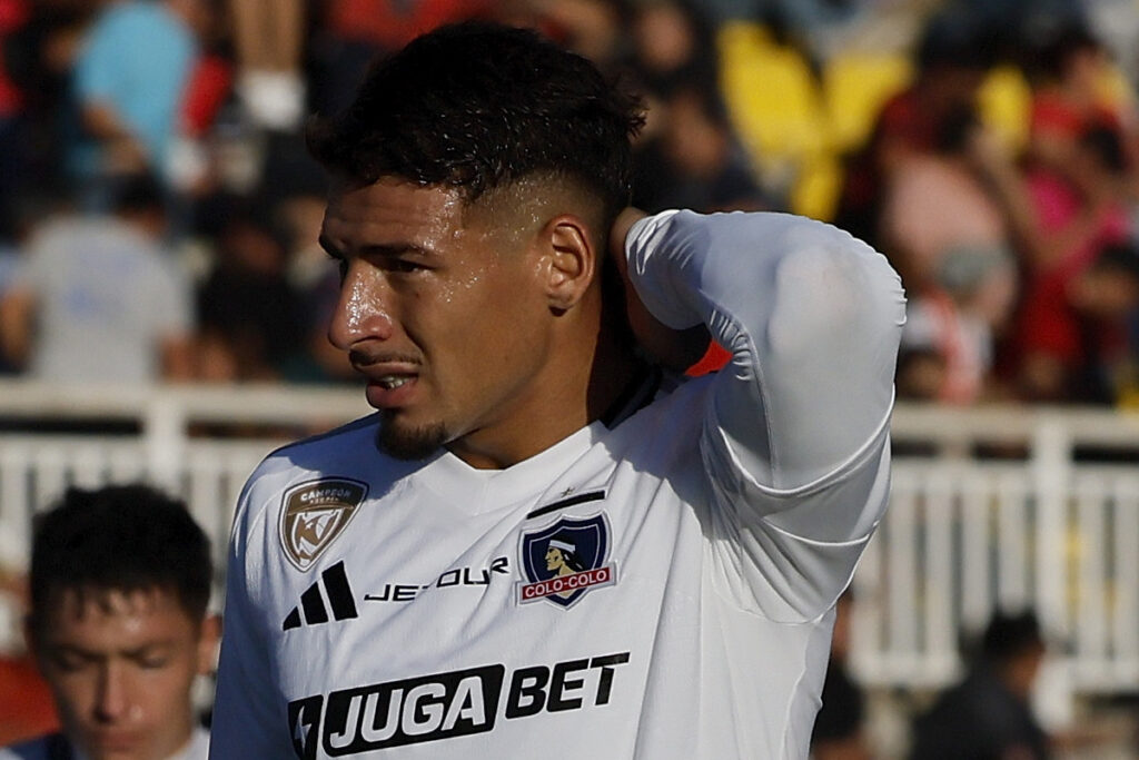 Primer plano de Alan Saldivia lamentándose vistiendo la camiseta de Colo-Colo.