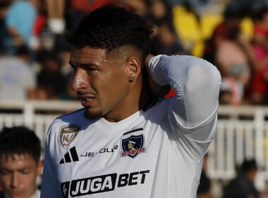 Primer plano de Alan Saldivia lamentándose vistiendo la camiseta de Colo-Colo.