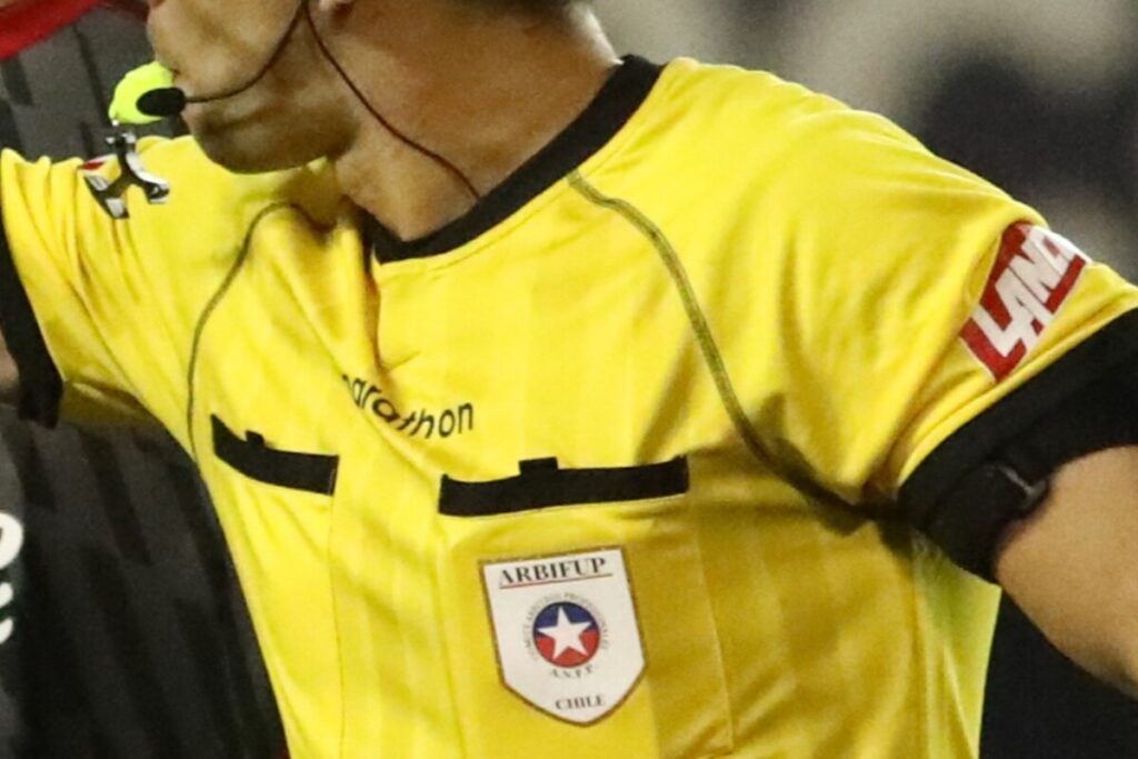 Foto orgánica de un árbitro del fútbol chileno-