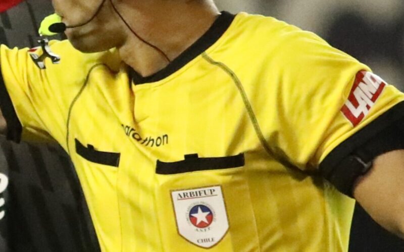 Foto orgánica de un árbitro del fútbol chileno-