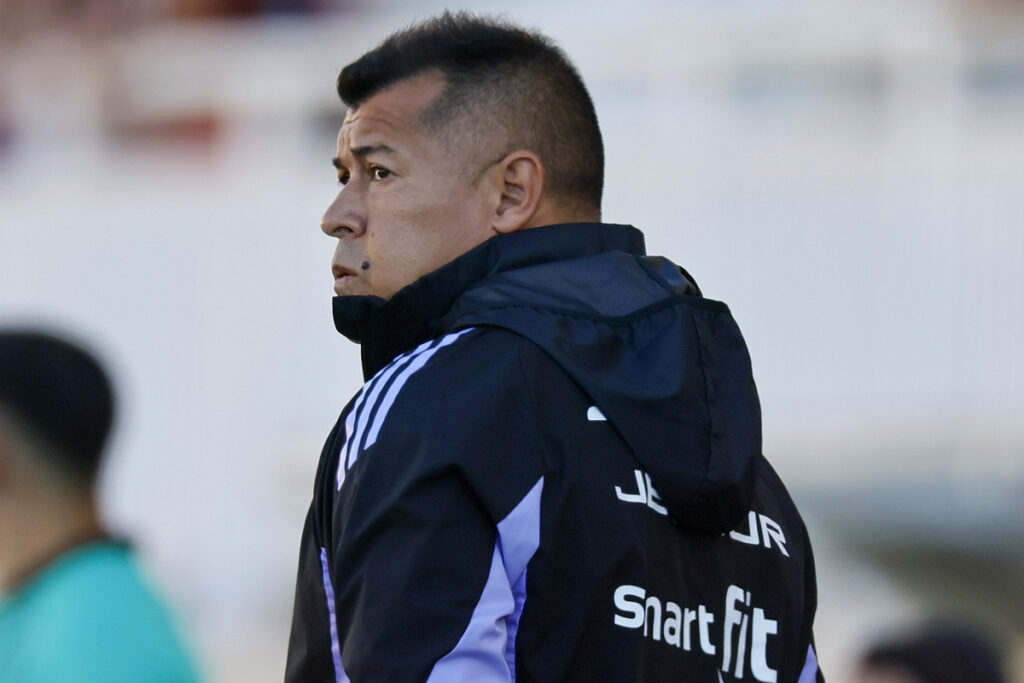 Jorge Almirón serio durante un partido de Colo-Colo.