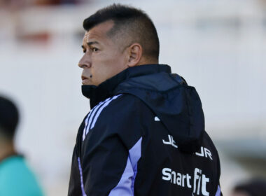 Jorge Almirón serio durante un partido de Colo-Colo.