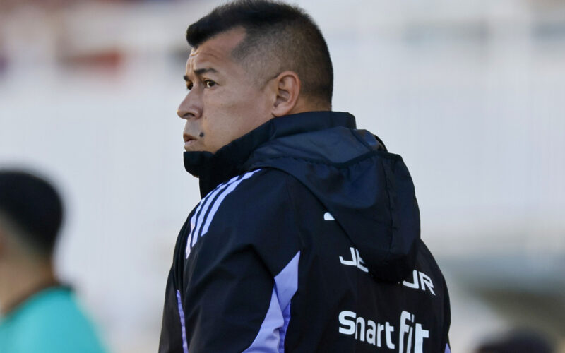 Jorge Almirón serio durante un partido de Colo-Colo.