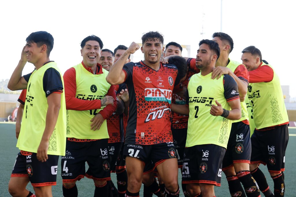 Jugadores de Limache celebrando un gol.