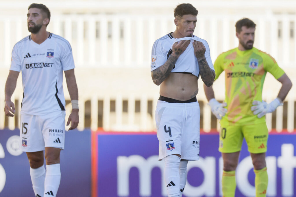 Jugadores de Colo-Colo cabizbajos.