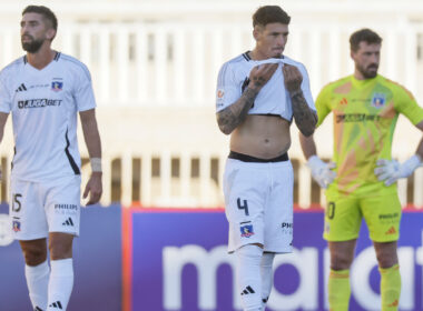 Jugadores de Colo-Colo cabizbajos.