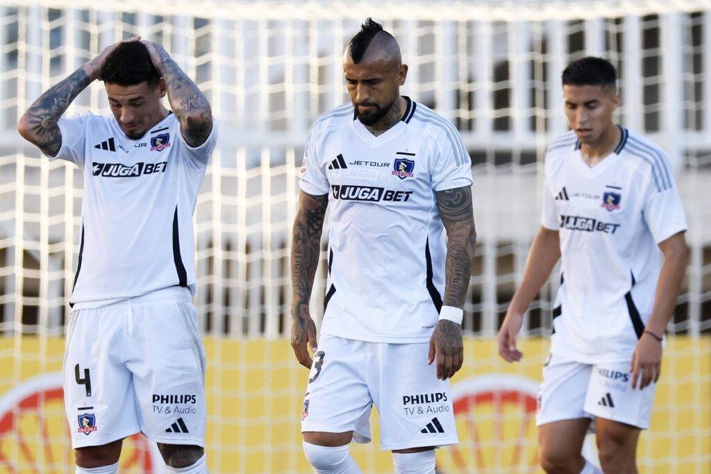 Los jugadores de Colo-Colo lamentando una derrota.