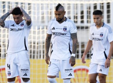 Los jugadores de Colo-Colo lamentando una derrota.